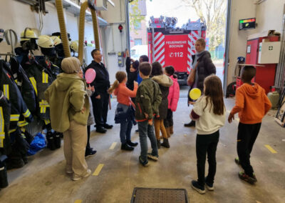 Kinder der MitMAch-AG Bochum beim Besuch der Feuerwehr