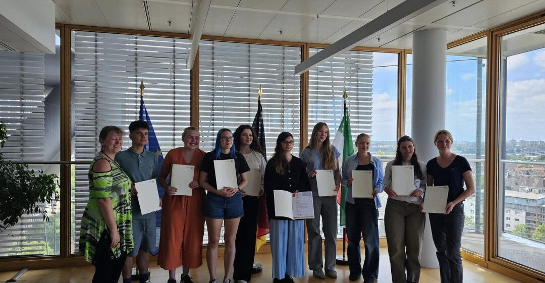 Ehren-Sache – Staatssekretärin zeichnet Schüler*innen für ihr Engagement aus