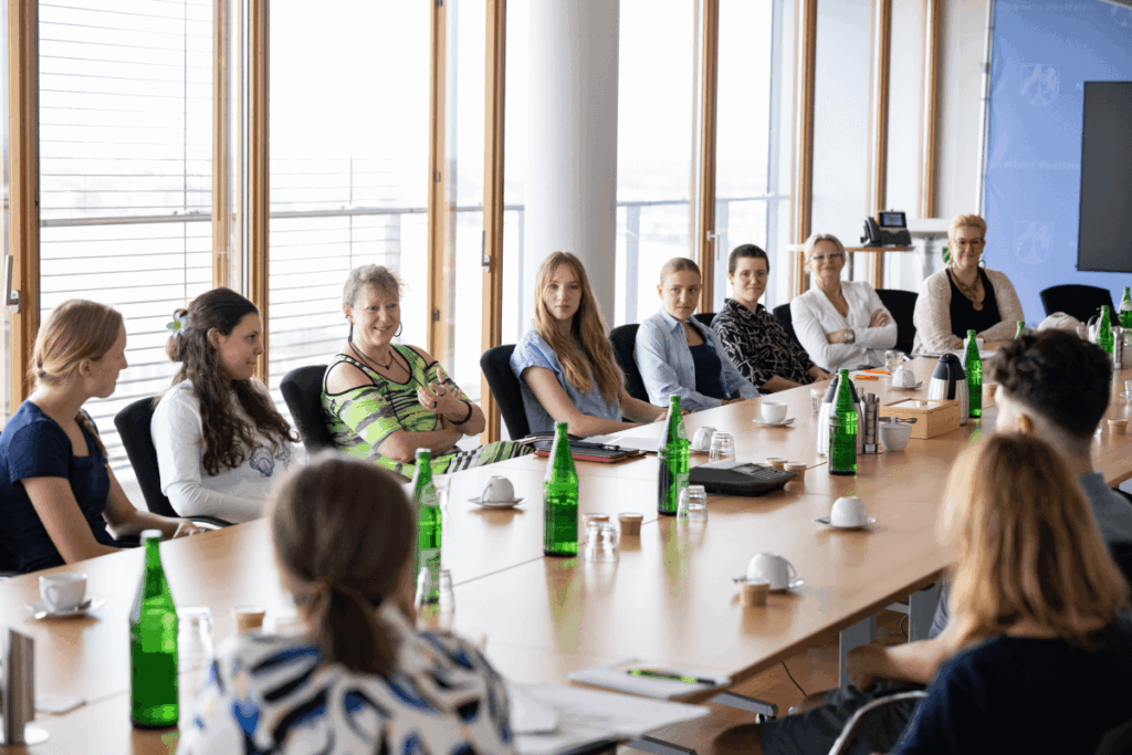 Schüler am Tisch mit Andrea Milz