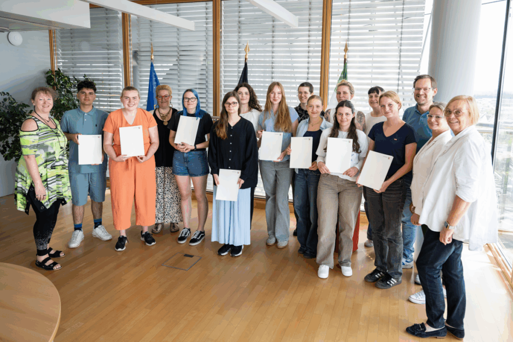 Gruppenbild Übergabe Zertifikate Helsen-Sache